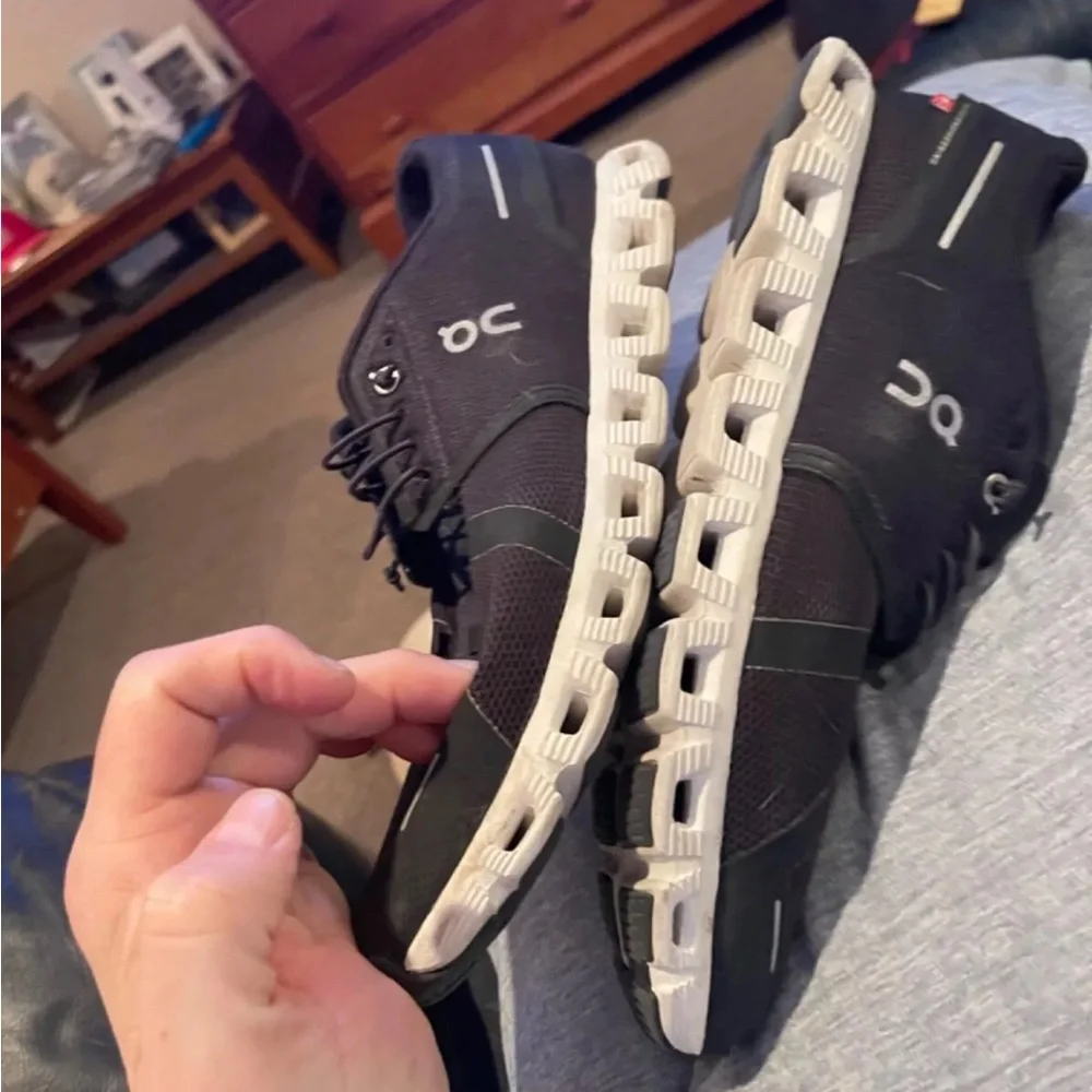 On Cloud 5 Black and White Running Shoes Size 11 Athletic Trainers Sneakers - Picture 2 of 4